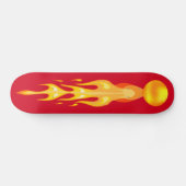 Flammenheller Drachenball in rot und gelb auf rot Skateboard (Horizontal)