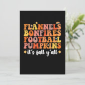 Flannels Bonfire Football Pumpkins Es ist Fall Y'a Einladung (Stehend Vorderseite)