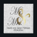 Flansch & Groom Mr & Mrs Wedding Keepsake Magnet<br><div class="desc">Hochzeitstag Gefälligkeitsmagnete. Ein Hochzeitstag Keepake von der Braut und der Gräuel bereit, um zu personalisieren. Wenn nötig... können Sie alle Texte löschen und mit Ihren eigenen Texten, Farben und Schriftart neu starten. ✔ Hinweis: Nicht alle Vorlagenbereiche müssen geändert werden. 📌 Wenn Sie weitere Anpassungen benötigen, klicken Sie bitte auf den...</div>