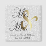 Flansch & Groom Mr & Mrs Wedding Keepsake Magnet<br><div class="desc">Hochzeitstag Gefallen Magnet. Ein Hochzeitstag Keepake von der Braut und der Gräuel bereit, um zu personalisieren. ✔ Hinweis: Nicht alle Vorlagenbereiche müssen geändert werden. 📌 Wenn Sie weitere Anpassungen benötigen, klicken Sie bitte auf den Button "Weitere Anpassungen vornehmen" oder "Design anpassen oder bearbeiten" und verwenden Sie unser Designwerkzeug, um die...</div>