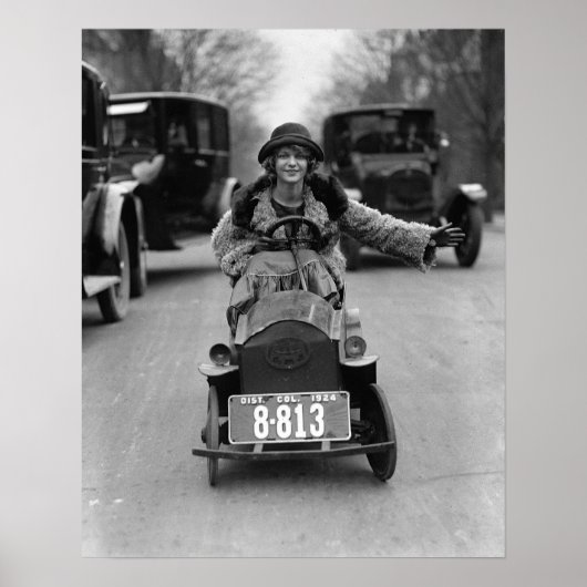 Flapper Driving Pedal Car, 1924. Vintages Foto Poster (Vorne)