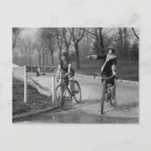 Flapper Girls Riding Bicycles, 1925 Postkarte (Vorderseite)