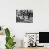 Flapper Girls Riding Bicycles, 1925. Vintages Foto Poster (Heimbüro)