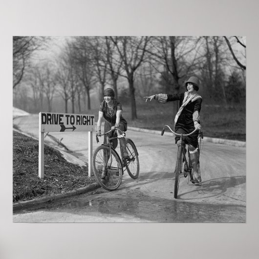 Flapper Girls Riding Bicycles, 1925. Vintages Foto Poster (Vorne)