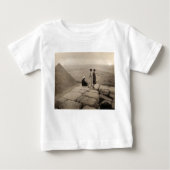 Flapper Girls Sunrise Khufu Pyramid, Ägypten 1920 Baby T-shirt (Vorderseite)