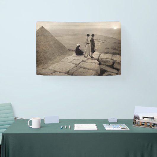 Flapper Girls Sunrise Khufu Pyramid, Ägypten 1920 Banner (Messe)