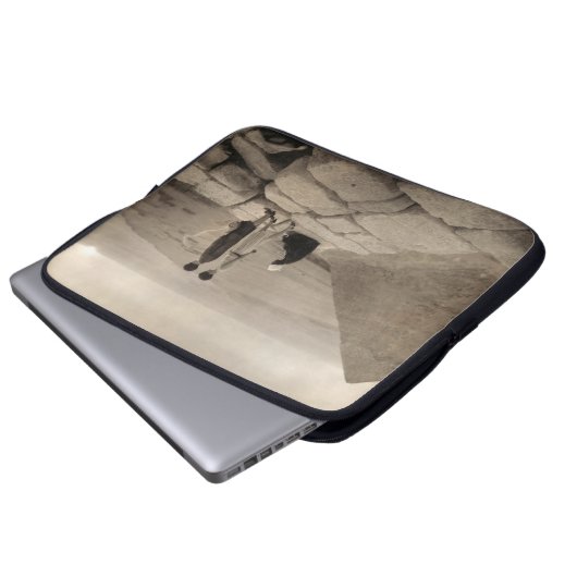 Flapper Girls Sunrise Khufu Pyramid, Ägypten 1920 Laptopschutzhülle (Vorne Knopf)