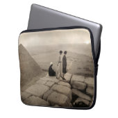Flapper Girls Sunrise Khufu Pyramid, Ägypten 1920 Laptopschutzhülle (Vorderseite Links)
