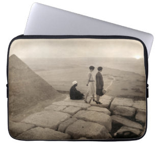 Flapper Girls Sunrise Khufu Pyramid, Ägypten 1920 Laptopschutzhülle