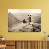 Flapper Girls Sunrise Khufu Pyramid, Ägypten 1920 Leinwanddruck (Insitu (Wohnzimmer))