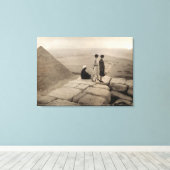 Flapper Girls Sunrise Khufu Pyramid, Ägypten 1920 Leinwanddruck (Insitu (Holzboden))