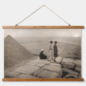 Flapper Girls Sunrise Khufu Pyramid, Ägypten 1920 Wandteppich Mit Holzrahmen (Vorne)