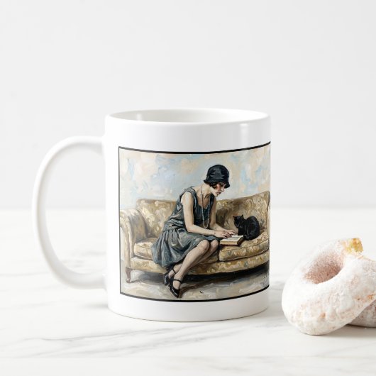 Flapper liest ein Buch mit einer schwarzen Katze L Kaffeetasse (Mit Donut)
