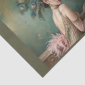 Flapper Mädchen 1920 mit riesigem Pfauenfederhut Seidenpapier (Ausschnitt)