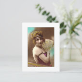 Flapper-Mädchen in Lila mit einem Fächer Postkarte (Stehend Vorderseite)