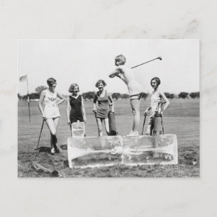Flapper-Mädchen spielen Golf, 1926 Postkarte