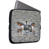 Flapping Red-neckes Grebe & Lake Wildlife Foto Laptopschutzhülle (Vorne Rechts)