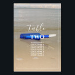 Flasche am Strand Sand Hochzeitsgäste Namen Tischnummer<br><div class="desc">Dieses Design verfügt über eine Flasche am Strand. Die schöne blaue Flaschenfarbe kontrastiert mit dem goldenen Sand und schafft so eine perfekte Übereinstimmung. Der weiße, feine Rahmen bildet einen perfekten Rahmen für die blaue Flasche, die auf dem Sand gespült wird, und fügt sich harmonisch in die moderne, weiße Typografie ein....</div>