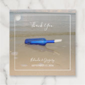 Flasche auf Strand Sand Hochzeit Geschenkanhänger (Vorderseite)