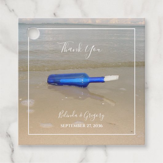 Flasche auf Strand Sand Hochzeit Geschenkanhänger (Vorderseite)