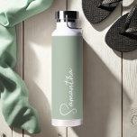 Flasche mit grün und weiß Personalisiertem Wasser<br><div class="desc">Bleibe stilvoll und hydratisiert mit diesen Salbei-grünen Wasserflaschen, mit Ihrem personalisierten handgeschriebenen Namen in elegantem, weißem Drehbuch über einen schicken, modernen Hintergrund. Diese individuell isolierte Flasche ist ideal, um im Sommer kalte und im Winter warme Getränke behalten, was sie zu einem niedlichen Geschenk macht, ob für eine Braut, Yoga Liebhaber...</div>
