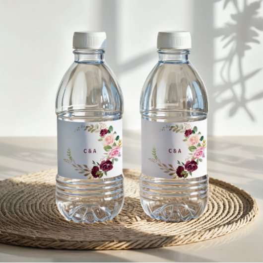 Flasche mit grünem Blütenburgund Wasserflaschenetikett