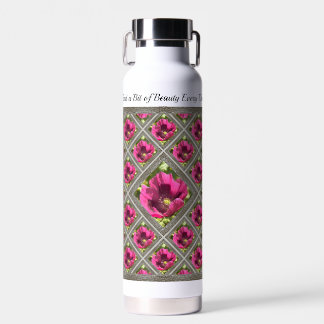 Flasche mit isoliertem Wasser mit Magenta-Pflaumen
