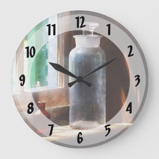 Flasche mit Reagenz und kleine braune Flasche Große Wanduhr (Vorderseite)