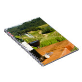 Flasche Rotwein und Glas auf dem Tisch Notizblock (Rechte Seite)