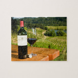 Flasche Rotwein und Glas auf dem Tisch Puzzle
