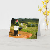 Flasche Rotwein und Glas auf Tabelle Karte (Gelbe Blume)