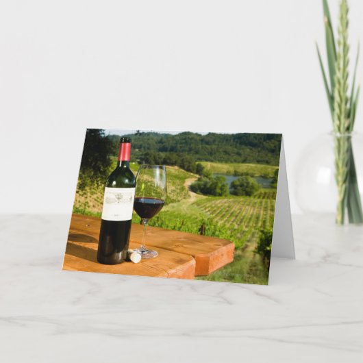 Flasche Rotwein und Glas auf Tabelle Karte (Vorderseite)