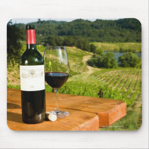 Flasche Rotwein und Glas auf Tabelle Mousepad