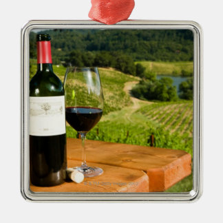 Flasche Rotwein und Glas auf Tabelle Silbernes Ornament