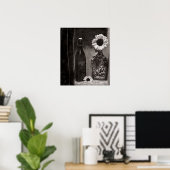 Flasche und Blume Vase in Schwarz und Weiß Poster (Heimbüro)