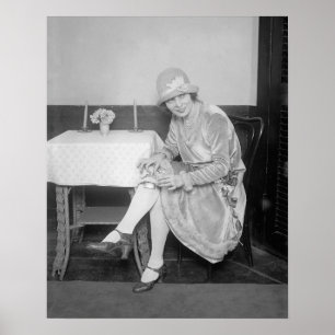 Flasche versteckt im Strumpfband, 1926. Vintage-Fo Poster