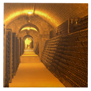 Flaschen, die entweder in Pupitern (Racks) altern, Fliese