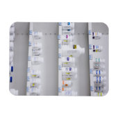 Flaschen in den Regalen einer Apotheke Magnet (Horizontal)