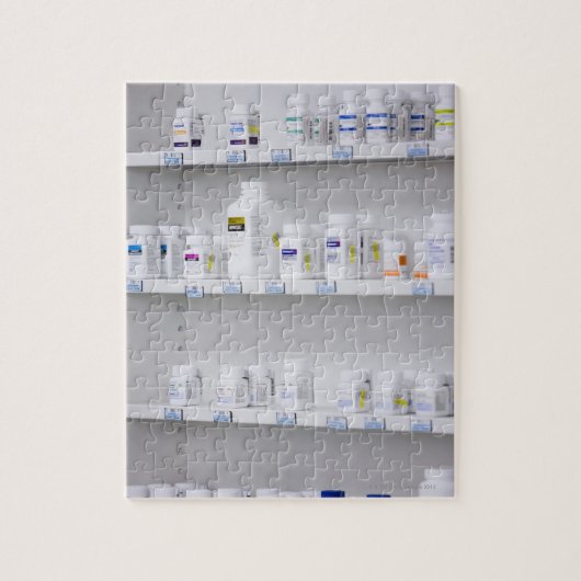 Flaschen in den Regalen einer Apotheke Puzzle (Vertikal)