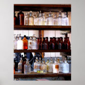 Flaschen mit Chemikalien auf Regalen Poster (Vorne)