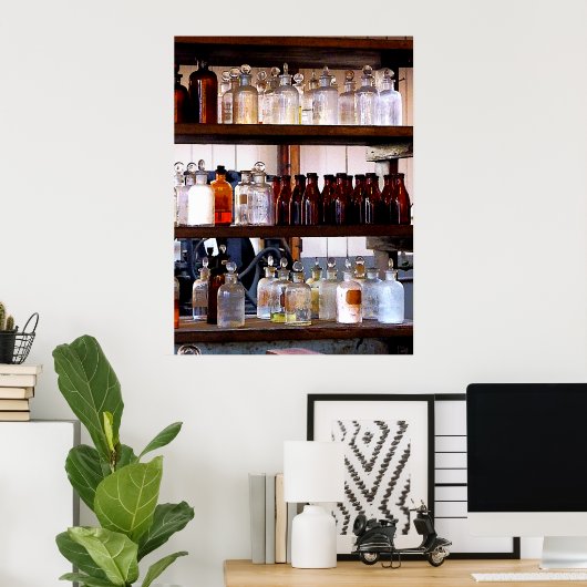 Flaschen mit Chemikalien auf Regalen Poster (Heimbüro)