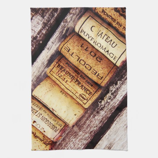 Flaschenkorken des französischen Weins auf Geschirrtuch (Vertikal)