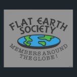 Flat Earth Society-Mitglieder auf der ganzen Welt Poster<br><div class="desc">Die von bCreative entworfene "Flat Earth Society Members Around Around The Globe" flache Earth-Grafik zeigt eine flache Erde mit dem ironischen Text, der um die Scheibe geschrieben ist! Das ist ein tolles Geschenk für Familie, Freunde oder eine Leckerei für sich! Diese lustige Grafik ist eine großartige Ergänzung zu jedem Stil:...</div>