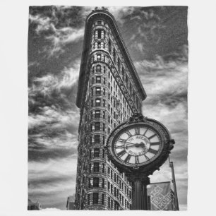 Flatiron Building und Uhr in Schwarzweiß Fleecedecke