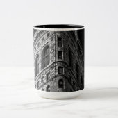 Flatiron Gebäude in Manhattan, NYC Zweifarbige Tasse (Mittel)
