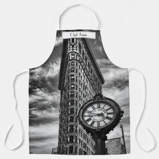 Flatiron Gebäude und Uhr in Schwarz und Weiß 1C2 Schürze (Vorderseite)