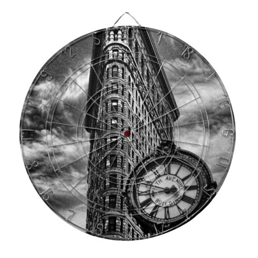 Flatiron Gebäude und Uhr in Schwarz und Weiß Dartscheibe (vorne)