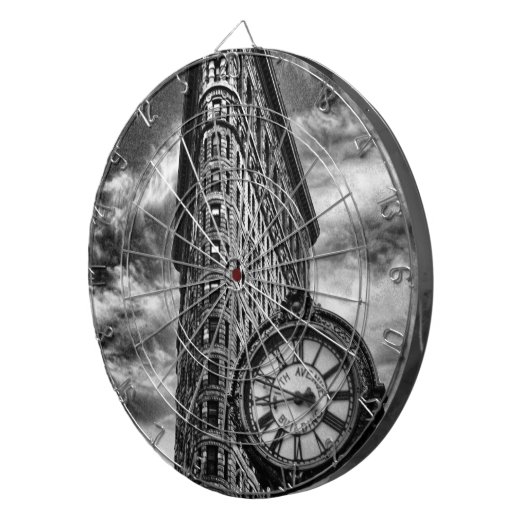Flatiron Gebäude und Uhr in Schwarz und Weiß Dartscheibe (Vorderseite rechts)