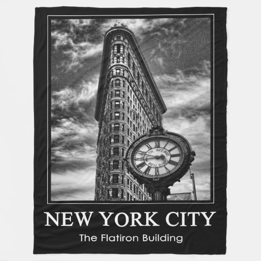 Flatiron Gebäude und Uhr in Schwarz und Weiß Fleecedecke (Vorderseite)