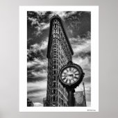 Flatiron Gebäude und Uhr in Schwarz und Weiß Poster (Vorne)